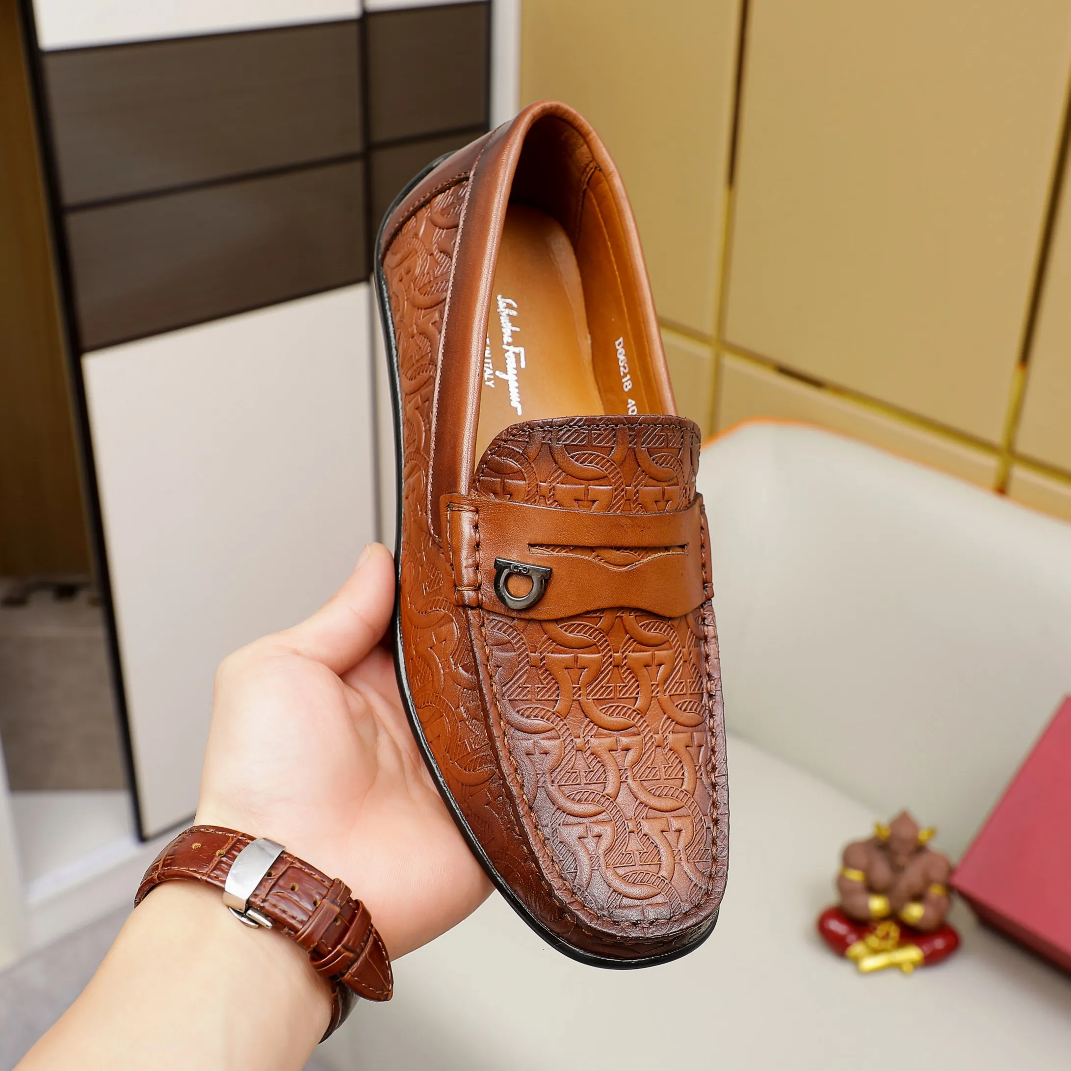Men's clothing and shoes💰360 🔥Ferragamo's new men's casual slip-on shoes🇨🇳Official website original 1:1 mold opening, original quality💯Fine workmanship, high-end luxury☘The upper is made of imported Italian first-layer cowhide🌴Top layer🐷Leather lining🍓Rubber wear-resistant and non-slip outsole, breathable and comfortable to wear🍍The first choice for high-grade men🍉Black, brown. Code number 38-45